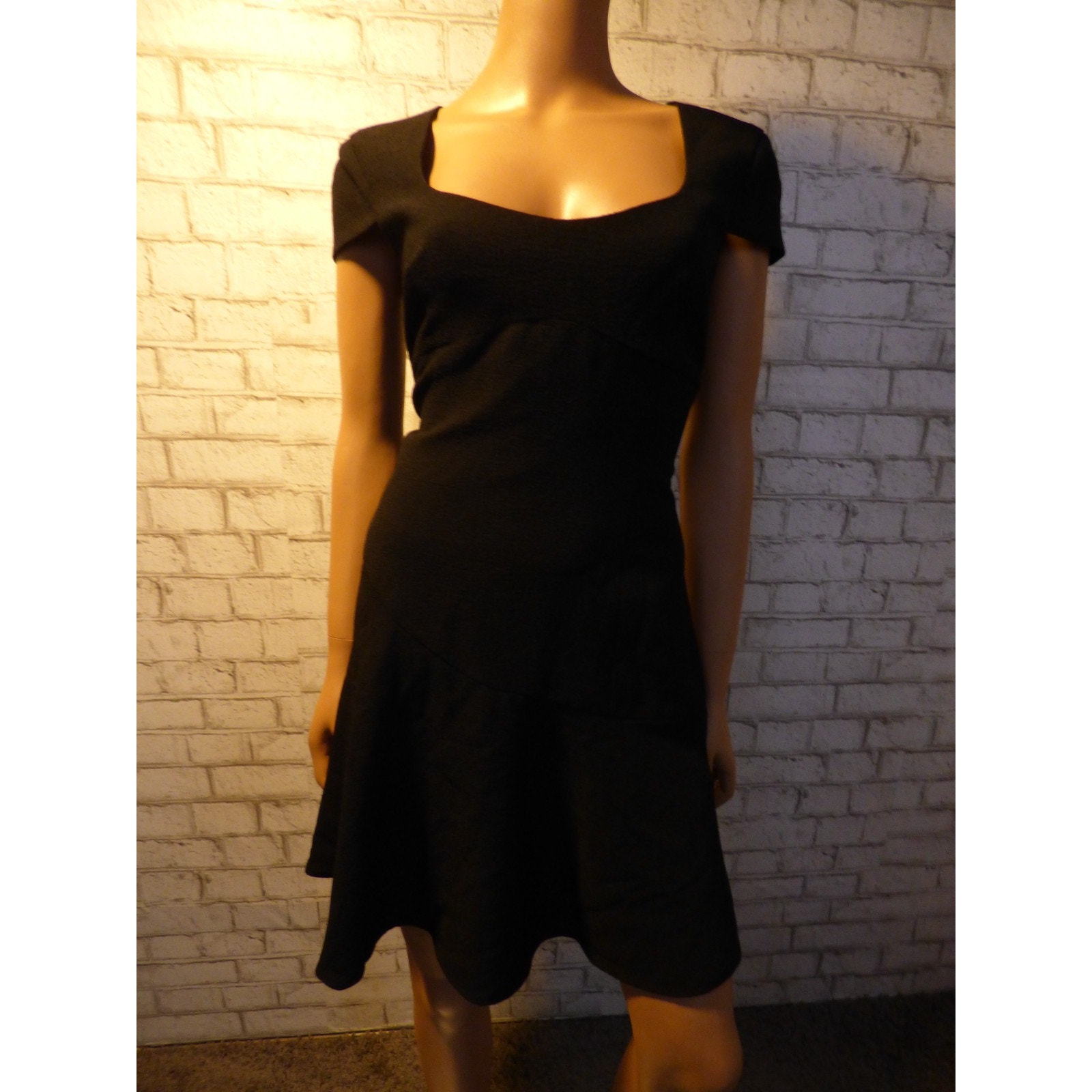 Black Halo Scoopneck Fit & Flare Black Crepe Dress 8 New Without Tags